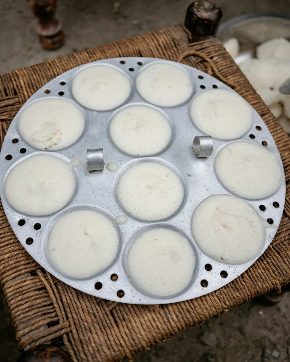 Fresh idlis in the steamer plate